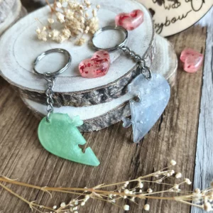 Porte-clés cœur divisé en deux moitiés en résine époxy vert et gris, un pour chacun