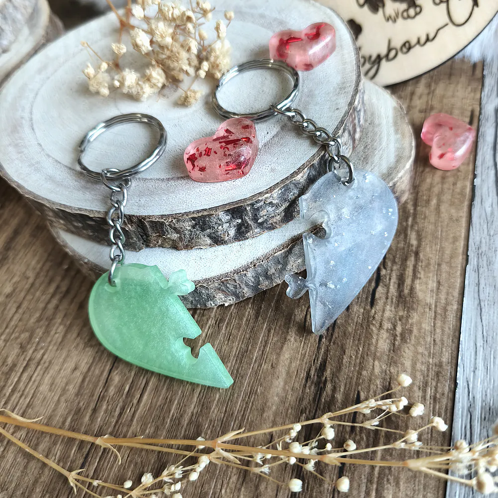 Porte-clés cœur divisé en deux moitiés en résine époxy vert et gris, un pour chacun