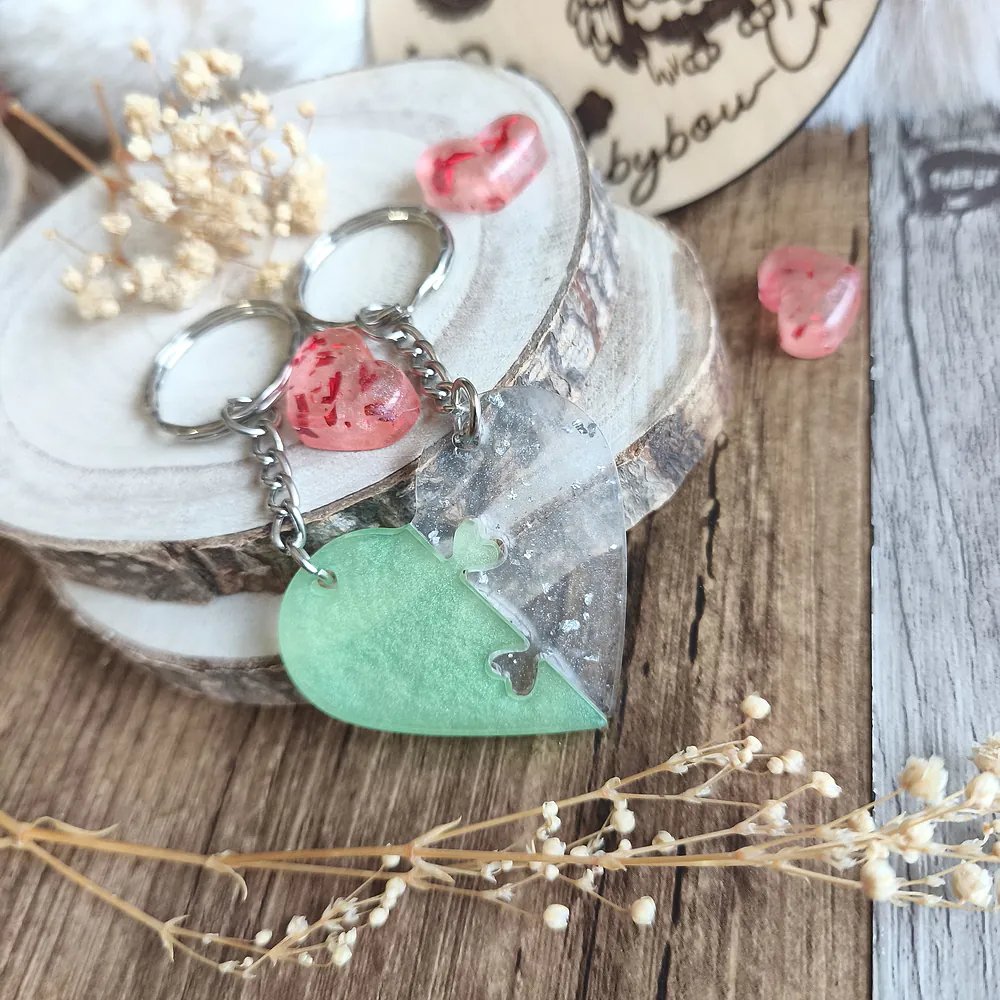 Porte-clés cœur partagé en résine époxy vert et gris avec feuilles argentées, création artisanale
