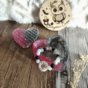 Boîte à bijoux cœur en résine époxy noir rouge et rose avec feuilles d’or argentées et roses, création artisanale Babybou-Crea