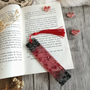 Marque-page Nuit d’Amours édition spéciale Saint-Valentin en résine époxy rouge et noir avec paillettes rouges et feuille d’or noir et rouge – création artisanale Babybou-Crea