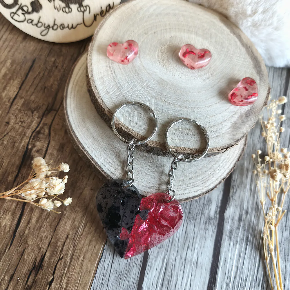 Détail porte-clés cœur partagé rouge et noir fait main en résine époxy 2