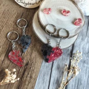 Porte-clés cœur partagé en résine époxy rouge et noir avec feuilles d’or, création artisanale Saint-Valentin