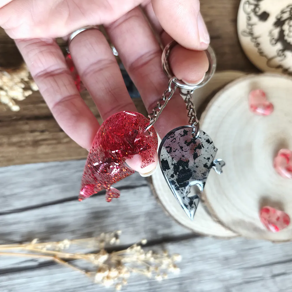 Porte-clés cœur divisé en deux moitiés en résine époxy, un pour chacun des amoureux