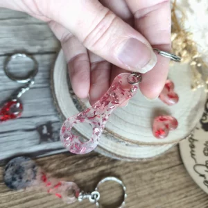 Jeton de caddie en résine époxy rouge et rose avec feuille d’or et légère transparence – création artisanale Babybou-Crea