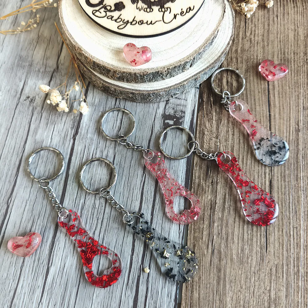 Jeton de caddie en résine époxy noir et rouge avec feuille d’or et légère transparence – création artisanale Babybou-Crea