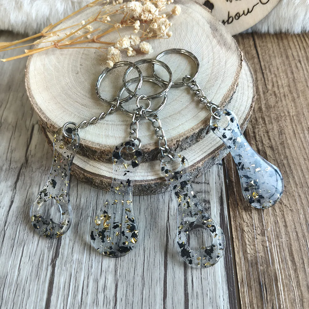 Jeton de caddie en résine époxy noir avec feuille d’or et légère transparence – création artisanale Babybou-Crea