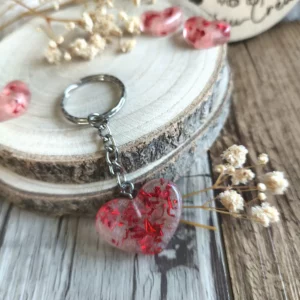 Porte-clé petit cœur en résine époxy Éclat d’Amour, rouge transparent avec feuille d’or rouge, création artisanale unique pour Saint-Valentin 