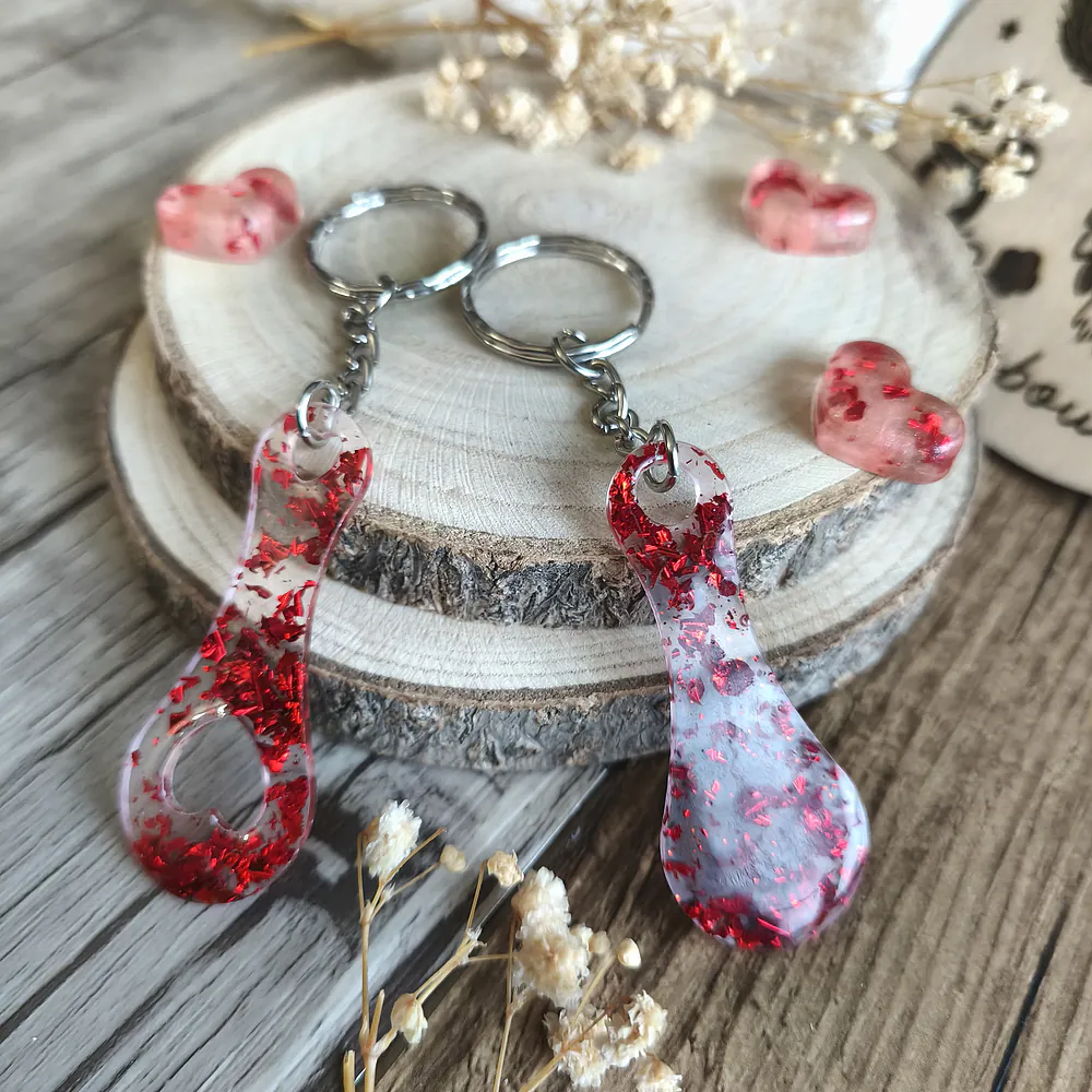 Jeton de caddie en résine époxy rouge avec feuille d’or et légère transparence – création artisanale Babybou-Crea