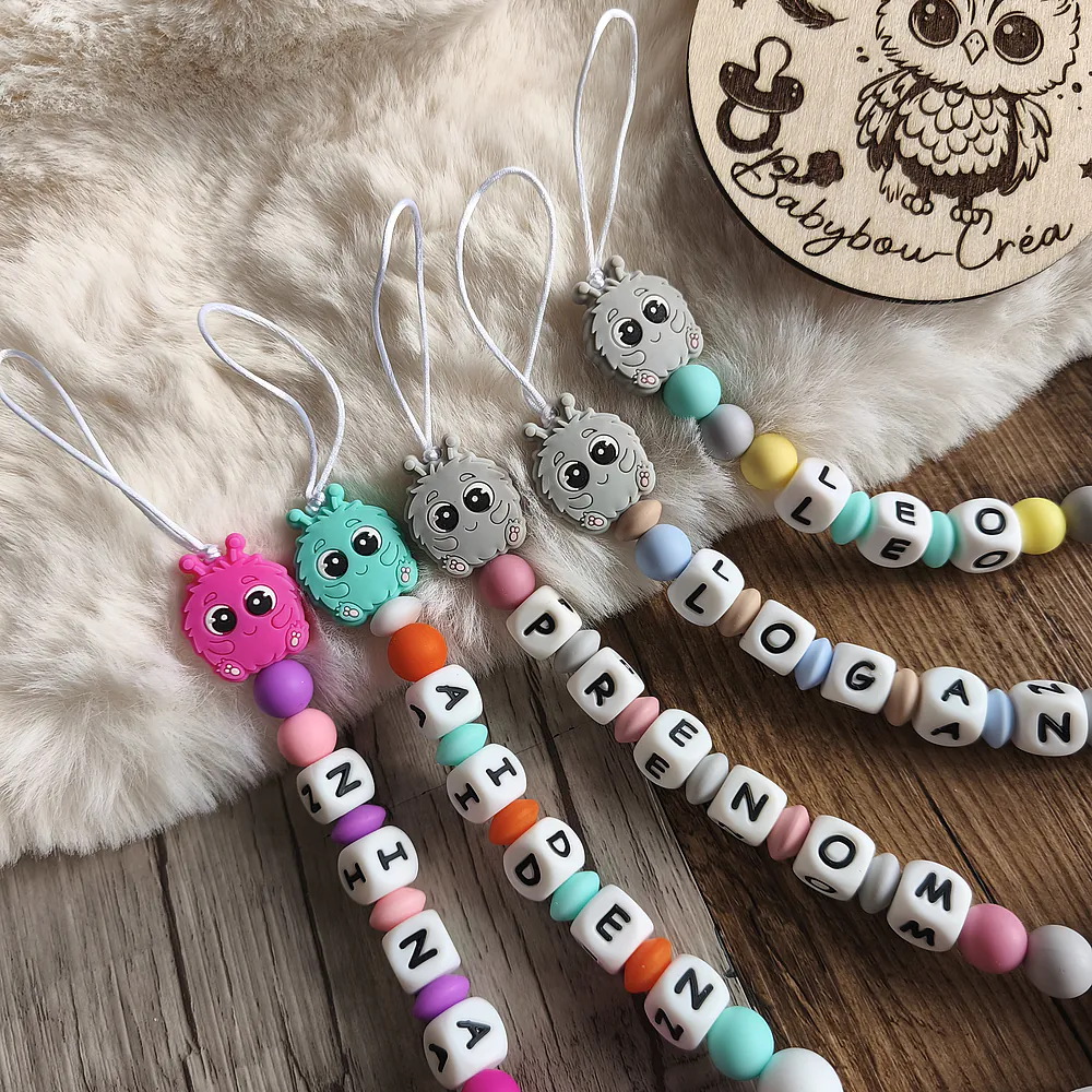 Attache-tetine-les-petit-monstres- zoom sur les petit monstres -cadeau-naissance-future-parent-tetine-bebe-Accessoire-personnalise-–creation-artisanale-unique-Babybou-Crea-