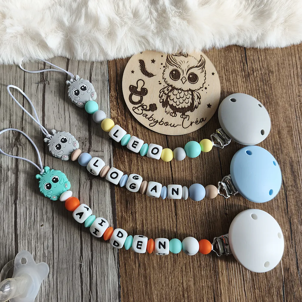 Attache-tetine-les-petit-monstres- coloris neutre -cadeau-naissance-future-parent-tetine-bebe-Accessoire-personnalise-–creation-artisanale-unique-Babybou-Crea-