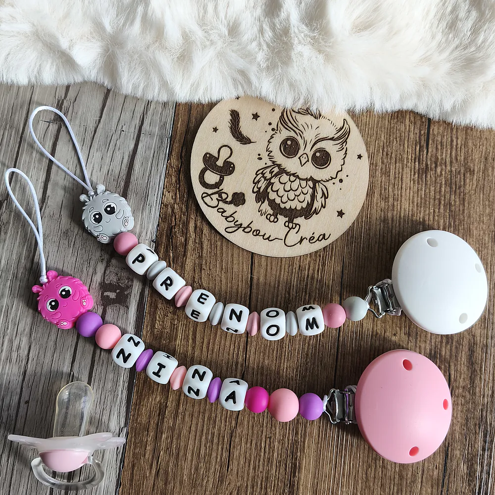 Attache-tetine-les-petit-monstres- coloris fille -cadeau-naissance-future-parent-tetine-bebe-Accessoire-personnalise-–creation-artisanale-unique-Babybou-Crea-