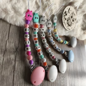 Attache-tetine-les-petit-monstres-cadeau-naissance-future-parent-tetine-bebe-Accessoire-personnalise-–creation-artisanale-unique-Babybou-Crea-