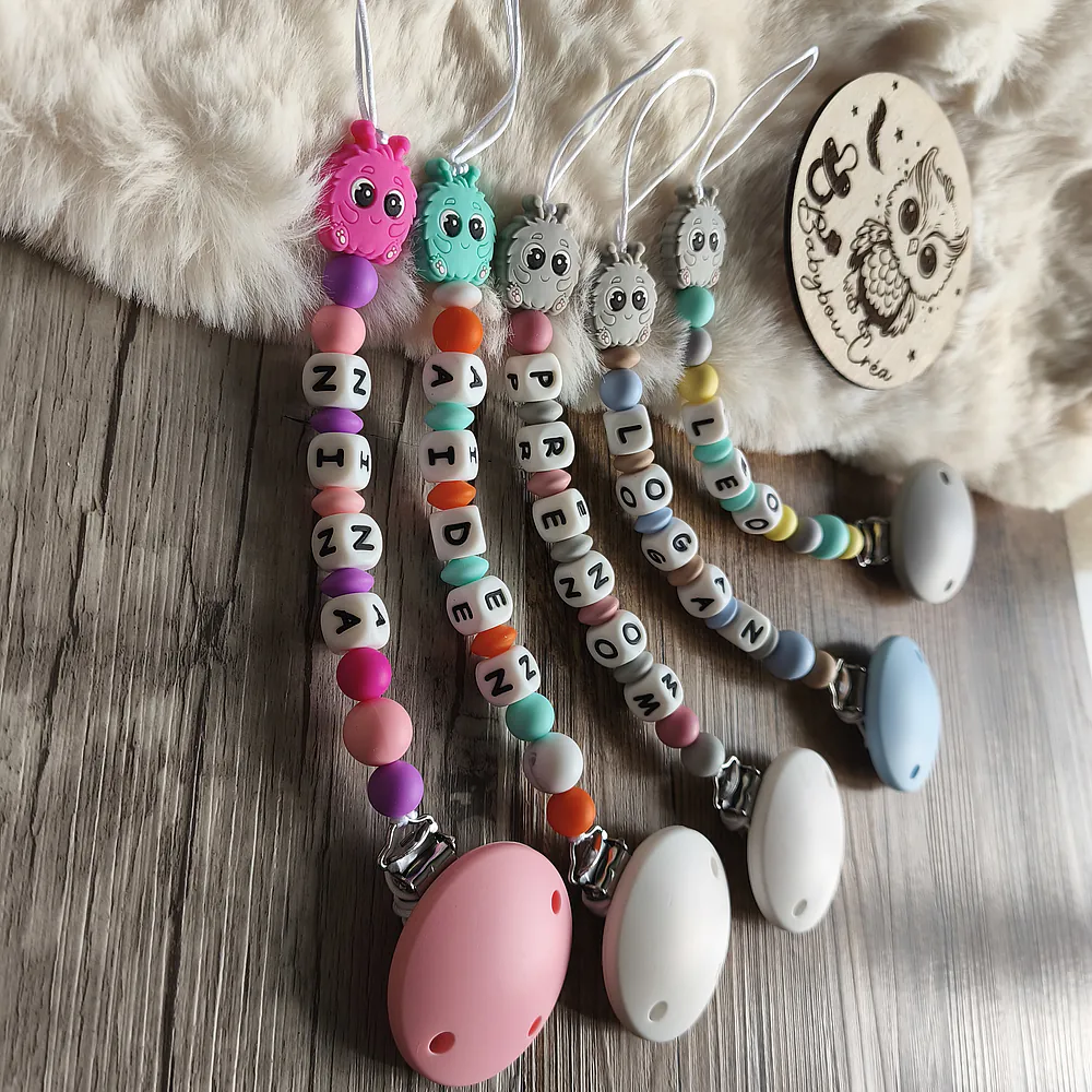 Attache-tetine-les-petit-monstres-cadeau-naissance-future-parent-tetine-bebe-Accessoire-personnalise-–creation-artisanale-unique-Babybou-Crea-