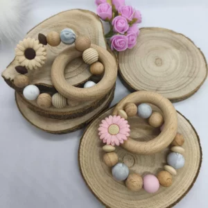 anneau-de-dentition-hochet-flower- rose et beige -cadeau-naissance-future-parent-tetine-bebe-Accessoire-personnalise-–creation-artisanale-unique-Babybou-Crea