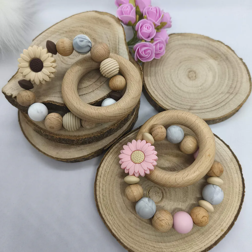 anneau-de-dentition-hochet-flower- rose et beige -cadeau-naissance-future-parent-tetine-bebe-Accessoire-personnalise-–creation-artisanale-unique-Babybou-Crea