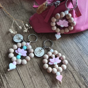 Porte-clé fleur en bois naturel de hêtre et perles en silicone coloris fleur rose clair -accroché à un sac accessoire pratique et décoratif disponible en plusieurs coloris idée cadeau maman- Création unique artisanal imaginé et signé Babybou-Créa