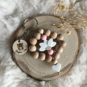 Porte-clé fleur en bois naturel de hêtre et perles en silicone coloris fleur blanche tons rose clair et beige -accroché à un sac accessoire pratique et décoratif disponible en plusieurs coloris idée cadeau maman- Création unique artisanal imaginé et signé Babybou-Créa