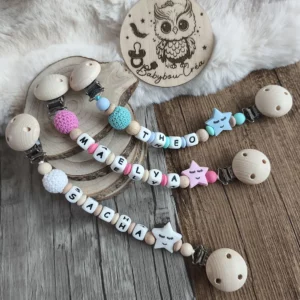 Vue d'ensemble de la Collection Étoilée avec plusieurs attaches doudou personnalisées en bois, silicone et perles au crochet, disponibles en différents coloris – Babybou-Créa.