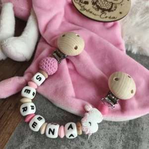 Attache doudou personnalisée Licorne en bois et silicone avec deux clips en bois, perle au crochet rose, motif licorne et prénom personnalisé. Babybou-Créa