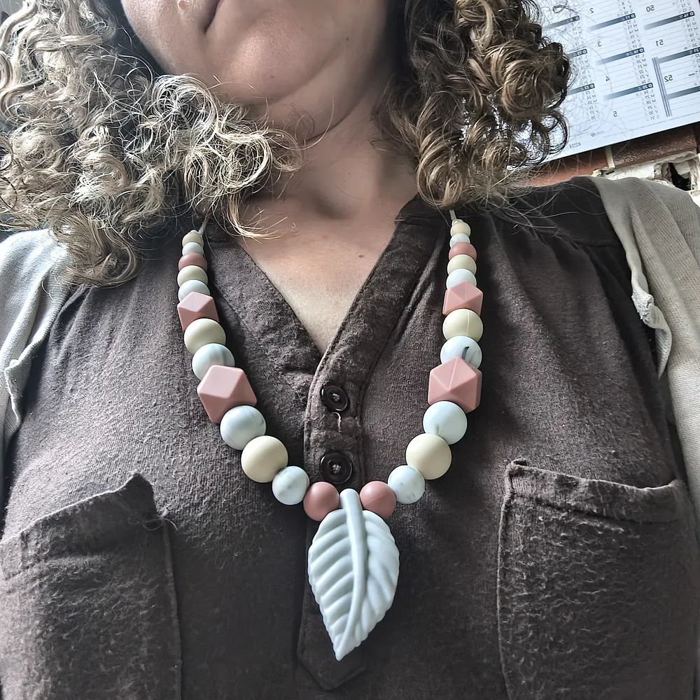 Collier de portage en silicone – Modèle Feuille porté - Terracotta – Babybou-Créa
