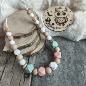 Collier de portage Collection Hexagone, zoom coloris vert clair, pêche, blanc marbre avec du bois de hêtre réalisé à la main par Babybou-Créa.