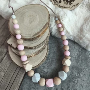 Collier de portage Collection Hexagone, zoom coloris rose clair, beige clair, gris marbre avec du bois de hêtre réalisé à la main par Babybou-Créa.