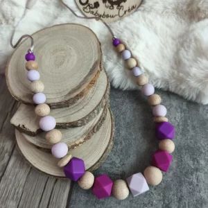 Collier de portage Collection Hexagone, zoom coloris nuance de violet clair et foncé avec du bois de hêtre réalisé à la main par Babybou-Créa.
