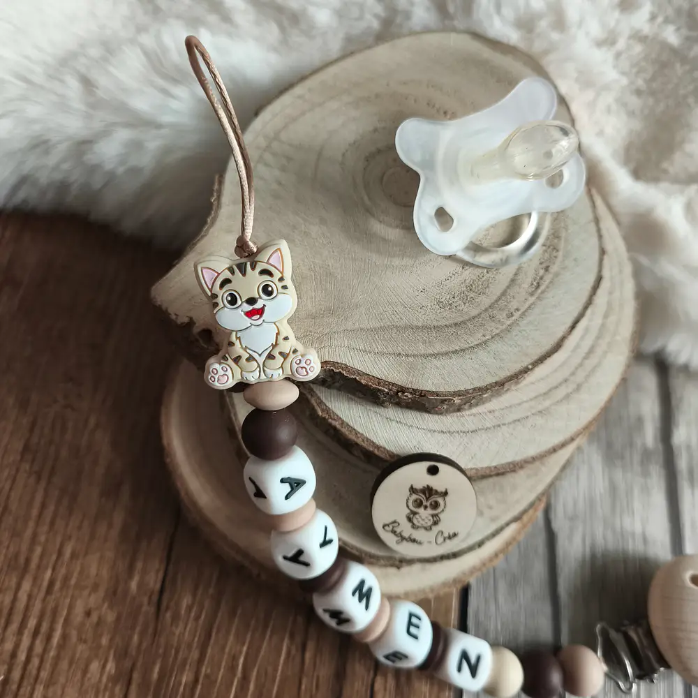 Attache tétine personnalisée chat en gros plan, avec adorable motif chat beige et perles en silicone chocolat, création fait main Babybou-Créa.
