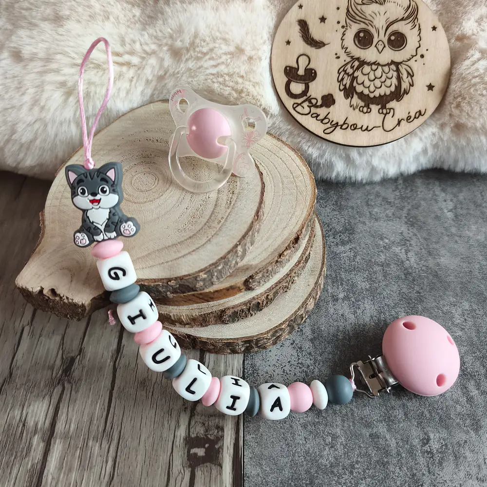 Attache tétine personnalisée chat avec prénom, perles gris foncé et rose clair, création fait main Babybou-Créa.